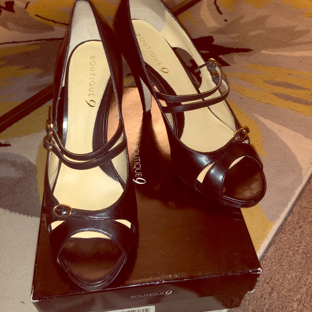 Size 10  Boutique 9 pumps